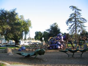 Vinehenge - Nancy Moran and Valerie Salatino, Nature Works, Inc. (2004)